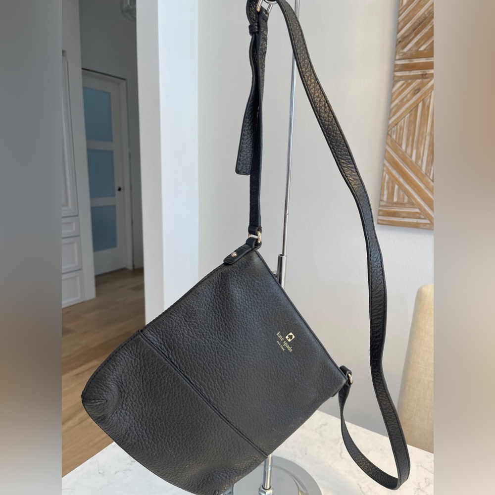 KATE SPADE LEATHER CROSSBODY PURSE (#2015).  BLACK. EXCELLENT CONDITION
